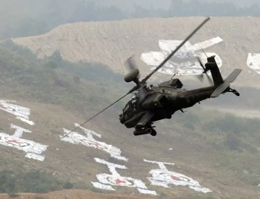 Αμερικανικά Apache σε ρόλο προστασίας αεραπόβασης Πεζοναυτών της 32 ΤΑΞΠΝ